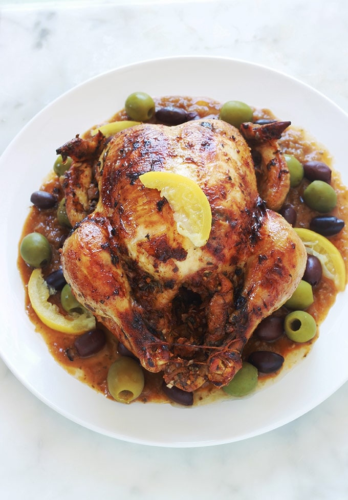 Recette du poulet à la marocaine au citron confit et olives (ou poulet mhamer, poulet maqli). Le poulet est mariné dans une sauce chermoula : coriandre, persil, épices, citron confit, ail, oignons et huile d'olive. Accompagnement : frites ou des pommes de terre sautées, pain, riz, pâtes, couscous, etc