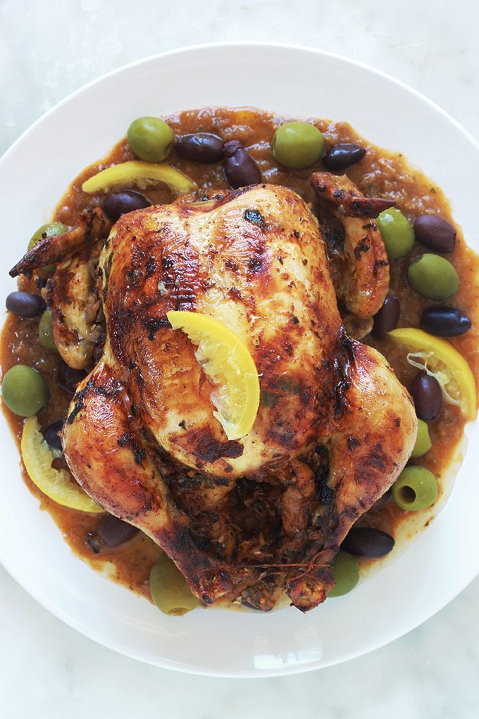 Recette du poulet à la marocaine au citron confit et olives (ou poulet mhamer, poulet maqli). Le poulet est mariné dans une sauce chermoula : coriandre, persil, épices, citron confit, ail, oignons et huile d'olive. Accompagnement : frites ou des pommes de terre sautées, pain, riz, pâtes, couscous, etc