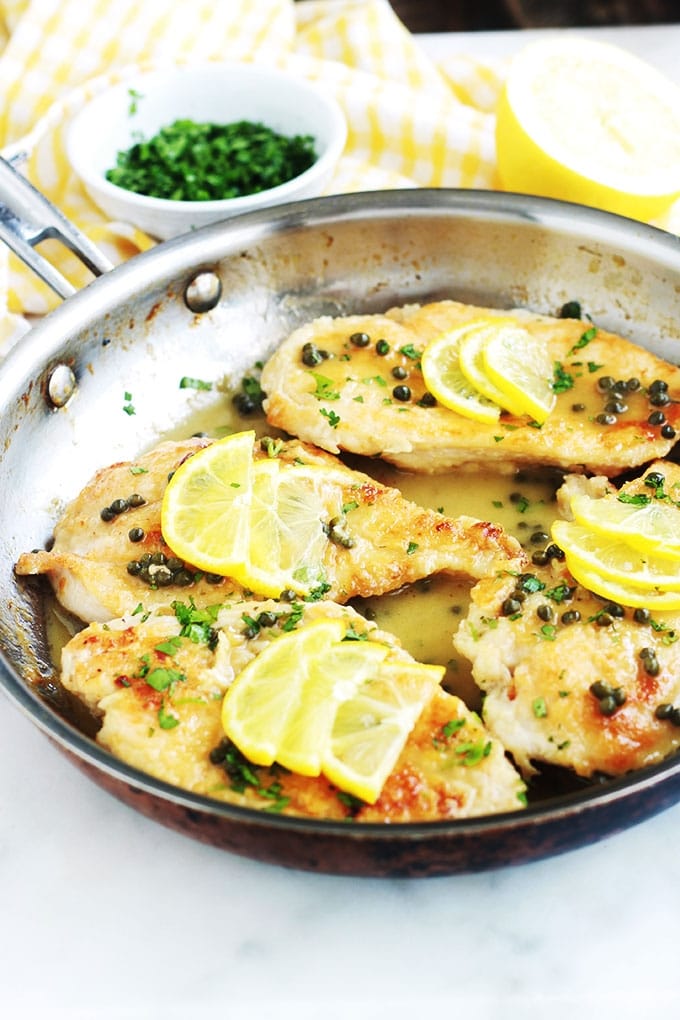 Recette du poulet piccata, ou poulet sauce au citron et câpres. Un plat rapide et délicieux. Ce sont des escalopes de poulet dans une sauce onctueuse au citron et aux câpres. La version maison est meilleure que celle du restaurant ! 