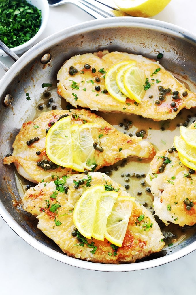 Recette du poulet piccata, ou poulet sauce au citron et câpres. Un plat rapide et délicieux. Ce sont des escalopes de poulet dans une sauce onctueuse au citron et aux câpres. La version maison est meilleure que celle du restaurant ! 