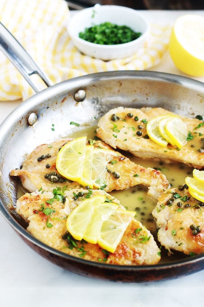 Recette du poulet piccata, ou poulet sauce au citron et câpres. Un plat rapide et délicieux. Ce sont des escalopes de poulet dans une sauce onctueuse au citron et aux câpres. La version maison est meilleure que celle du restaurant ! 