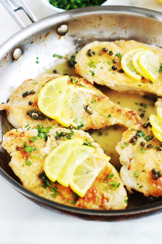 Recette du poulet piccata, ou poulet sauce au citron et câpres. Un plat rapide et délicieux. Ce sont des escalopes de poulet dans une sauce onctueuse au citron et aux câpres. La version maison est meilleure que celle du restaurant ! 