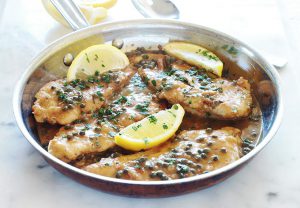 Recette du poulet piccata, ou poulet sauce au citron et câpres. Plat italien rapide et délicieux. Ce sont des escalopes de poulet dans une sauce onctueuse au citron et aux câpres. Superbes avec des pommes de terre sautées ou rôties au four (et autres légumes), des pâtes, du riz ou de la polenta.