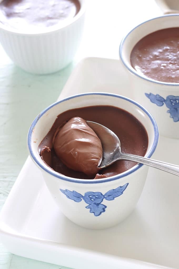 Délicieux petits pots de crème au chocolat. Ultra crémeux et onctueux. Avec seulement deux ingrédients (crème et chocolat), sans oeufs et sans cuisson au four. Se préparent en 5 à 10 minutes. Simples et efficaces! Un dessert qui plaît aux petits et aux plus grands.