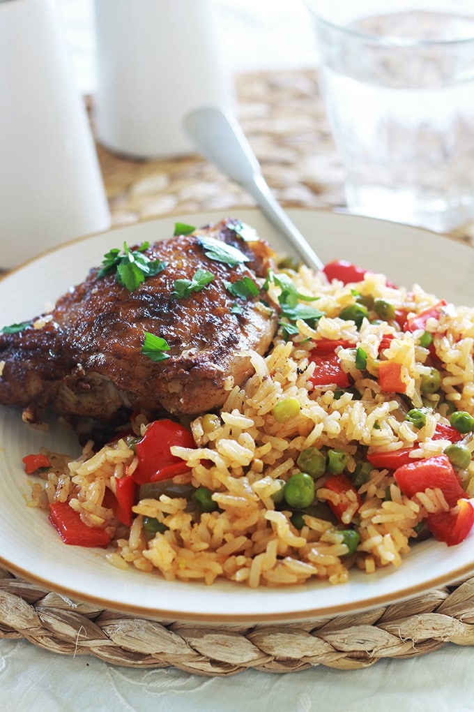 Ce riz au poulet et légumes est un plat complet, facile et savoureux. Du poulet, du riz et des légumes de votre choix et selon vos goûts et la saison. C'est un plat simple, économique et polyvalent. Vous pouvez le faire à la cocotte sur le feu ou au four.