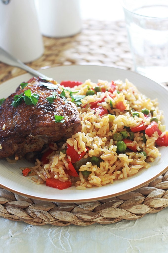 Ce riz au poulet et légumes est un plat complet, facile et savoureux. Du poulet, du riz et des légumes de votre choix et selon vos goûts et la saison. C'est un plat simple, économique et polyvalent. Vous pouvez le faire à la cocotte sur le feu ou au four.