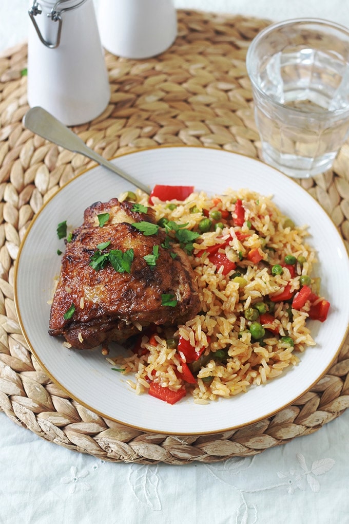 Ce riz au poulet et légumes est un plat complet, facile et savoureux. Du poulet, du riz et des légumes de votre choix et selon vos goûts et la saison. C'est un plat simple, économique et polyvalent. Vous pouvez le faire à la cocotte sur le feu ou au four.