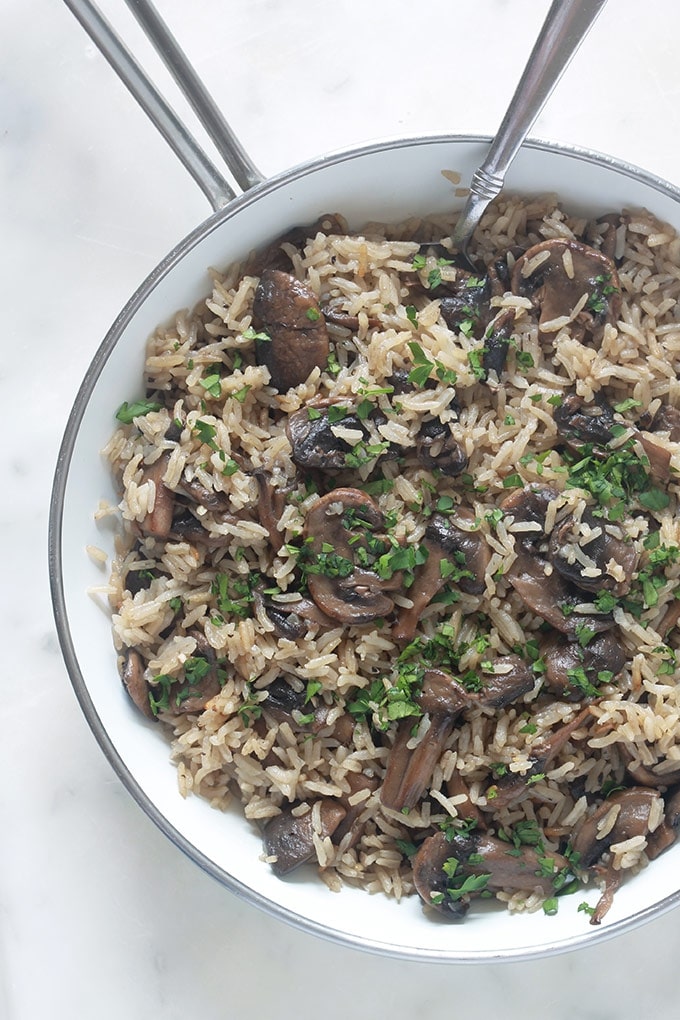 Recette du riz aux champignons ou plus précisément, riz pilaf aux champignons. C'est un plat délicieux, facile et rapide. Du riz, des champignons, oignon, ail, assaisonnement et bouillon. Des ingrédients basiques pour un plat tellement savoureux. La quantité des champignons est selon votre goût.