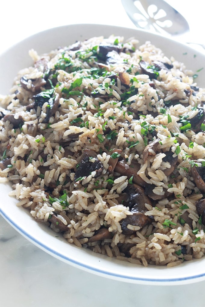 Recette du riz aux champignons ou plus précisément, riz pilaf aux champignons. C'est un plat délicieux, facile et rapide. Du riz, des champignons, oignon, ail, assaisonnement et bouillon. Des ingrédients basiques pour un plat tellement savoureux. La quantité des champignons est selon votre goût.