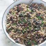 Recette du riz aux champignons ou plus précisément, riz pilaf aux champignons. C'est un plat délicieux, facile et rapide. Du riz, des champignons, oignon, ail, assaisonnement et bouillon. Des ingrédients basiques pour un plat tellement savoureux. La quantité des champignons est selon votre goût.