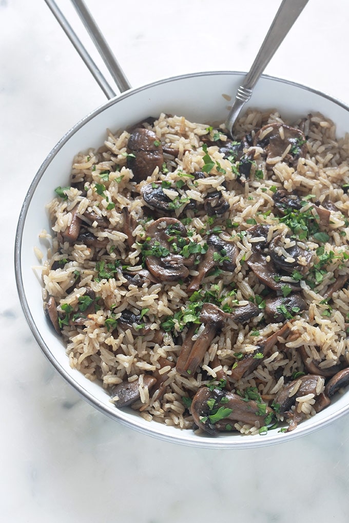 Recette du riz aux champignons ou plus précisément, riz pilaf aux champignons. C'est un plat délicieux, facile et rapide. Du riz, des champignons, oignon, ail, assaisonnement et bouillon. Des ingrédients basiques pour un plat tellement savoureux. La quantité des champignons est selon votre goût.