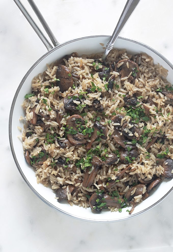 Recette du riz aux champignons ou plus précisément, riz pilaf aux champignons. C'est un plat délicieux, facile et rapide. Du riz, des champignons, oignon, ail, assaisonnement et bouillon. Des ingrédients basiques pour un plat tellement savoureux. La quantité des champignons est selon votre goût.