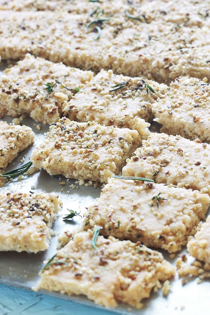 Délicieux sablés salés au parmesan (ou crackers au parmesan) : avec des graines mélangées et des herbes aromatiques / épices. Très facile. Ces crackers sont meilleurs que ceux du commerce. Parfaits pour l'apéritif, à déguster tels quels ou sous forme de canapés avec du fromage, une rillette, saumon fumé, thon, ...