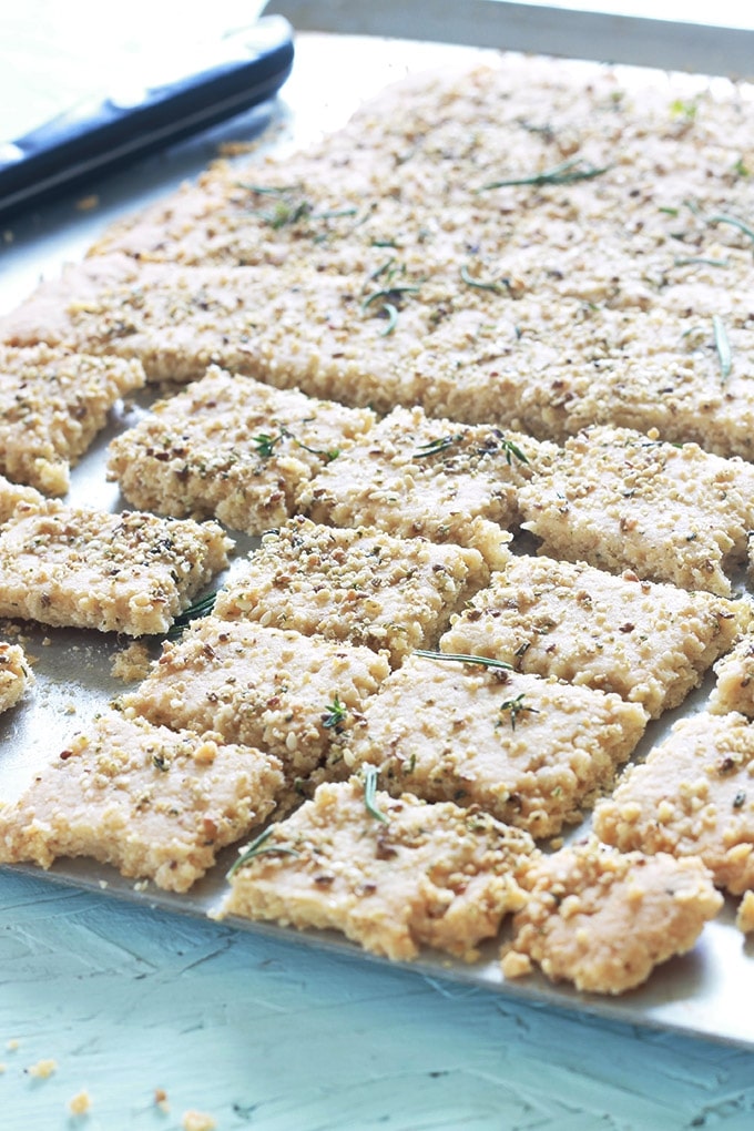 Délicieux sablés salés au parmesan (ou crackers au parmesan) : avec des graines mélangées et des herbes aromatiques / épices. Très facile. Ces crackers sont meilleurs que ceux du commerce. Parfaits pour l'apéritif, à déguster tels quels ou sous forme de canapés avec du fromage, une rillette, saumon fumé, thon, ...