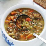 Soupe au chou et aux deux haricots, avec aussi d'autres légumes. Une soupe paysanne avec ou sans viande, savoureuse et réconfortante. Composée de chou, vert ou blanc, haricots blancs, haricots verts, potiron, carottes, navets, pomme de terre. En entrée ou même en plat unique léger simplement accompagnée de pain.