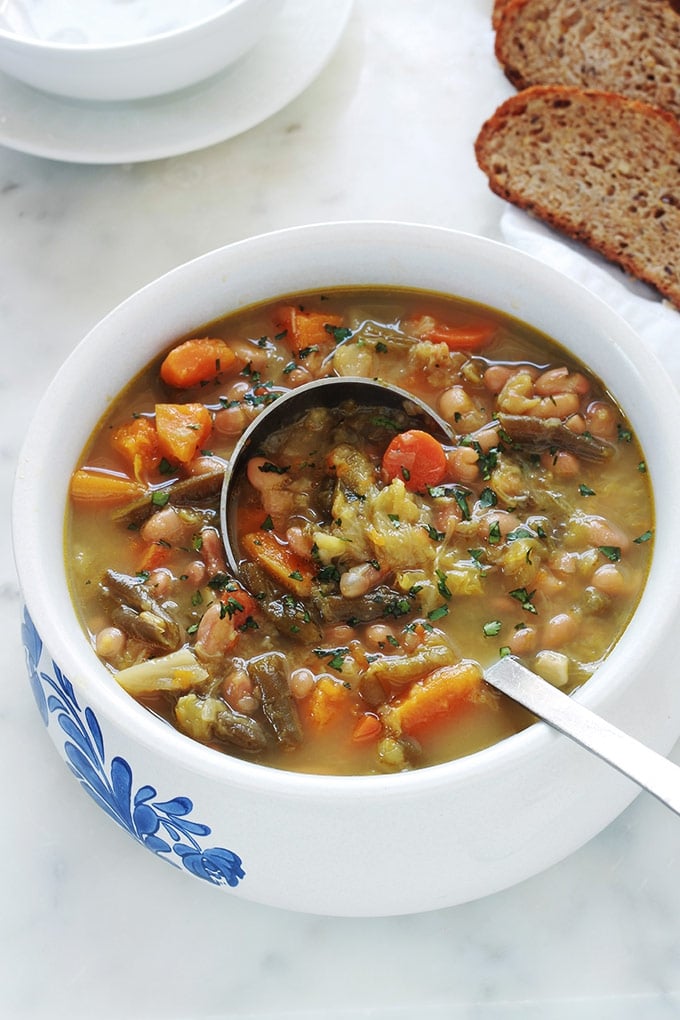 Soupe au chou et aux deux haricots, avec aussi d'autres légumes. Une soupe paysanne avec ou sans viande, savoureuse et réconfortante. Composée de chou, vert ou blanc, haricots blancs, haricots verts, potiron, carottes, navets, pomme de terre. En entrée ou même en plat unique léger simplement accompagnée de pain.