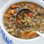 Soupe au chou et aux deux haricots, avec aussi d'autres légumes. Une soupe paysanne avec ou sans viande, savoureuse et réconfortante. Composée de chou, vert ou blanc, haricots blancs, haricots verts, potiron, carottes, navets, pomme de terre. En entrée ou même en plat unique léger simplement accompagnée de pain.