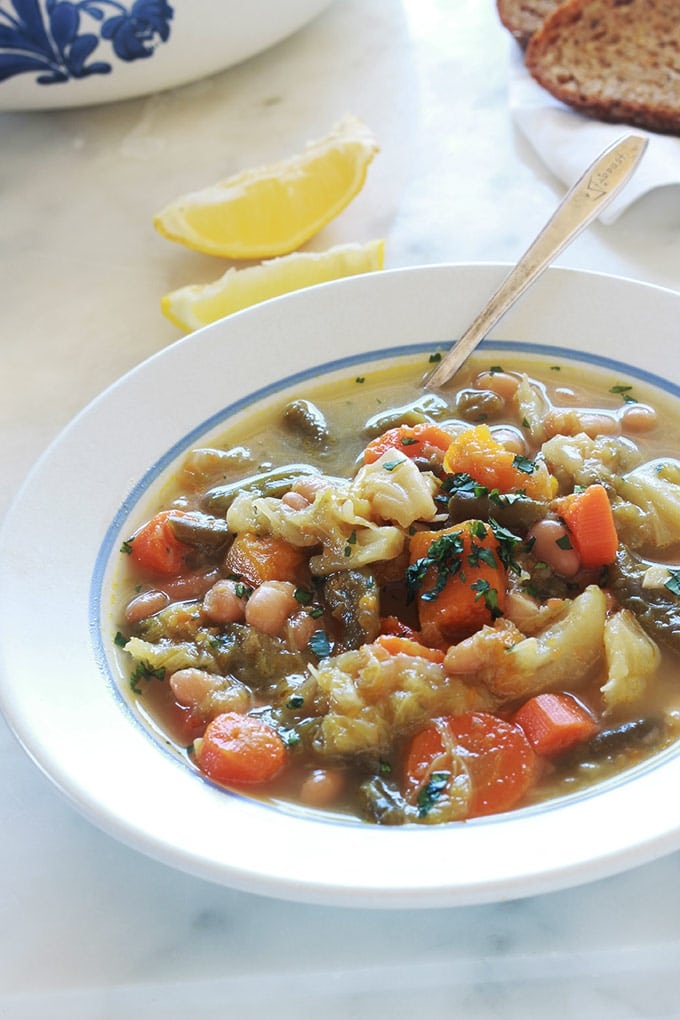 Soupe au chou et aux deux haricots, avec aussi d'autres légumes. Une soupe paysanne avec ou sans viande, savoureuse et réconfortante. Composée de chou, vert ou blanc, haricots blancs, haricots verts, potiron, carottes, navets, pomme de terre. En entrée ou même en plat unique léger simplement accompagnée de pain.