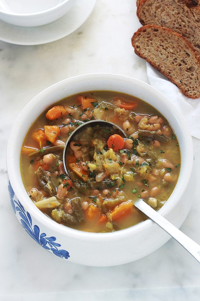 Soupe au chou et aux deux haricots, avec aussi d'autres légumes. Une soupe paysanne avec ou sans viande, savoureuse et réconfortante. Composée de chou, vert ou blanc, haricots blancs, haricots verts, potiron, carottes, navets, pomme de terre. En entrée ou même en plat unique léger simplement accompagnée de pain.