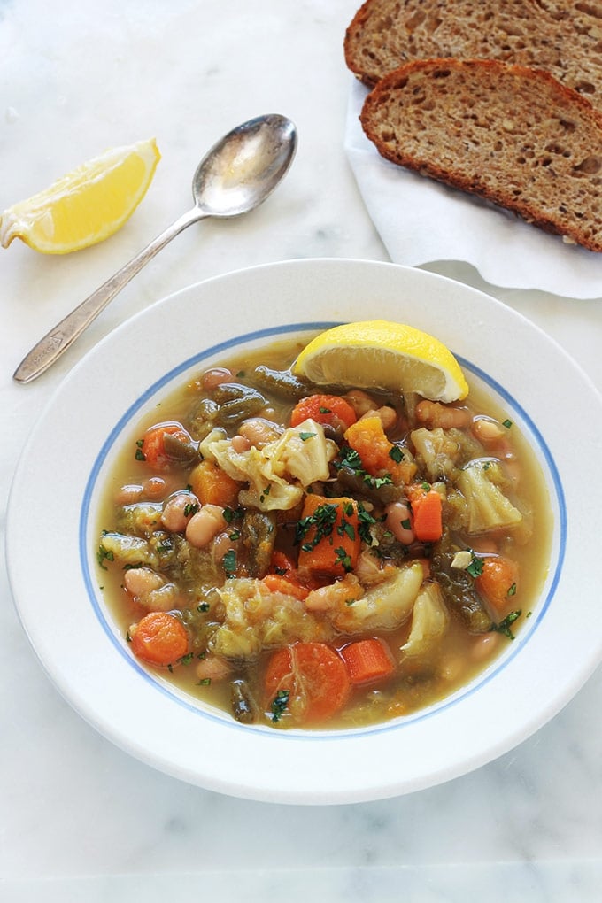 Soupe au chou et aux deux haricots, avec aussi d'autres légumes. Une soupe paysanne avec ou sans viande, savoureuse et réconfortante. Composée de chou, vert ou blanc, haricots blancs, haricots verts, potiron, carottes, navets, pomme de terre. En entrée ou même en plat unique léger simplement accompagnée de pain.