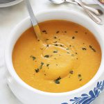 Velouté de butternut au curry et au lait de coco. Bien parfumé, simple et rapide. La butternut est une variante de courge musquée, appelée aussi courge doubeurre ou courge noix de beurre en français. Vous pouvez faire cette soupe également avec d'autres variétés de courge. Ce velouté est onctueux à souhait et il est composé de très peu d'ingrédients : butternut, curry, lait de coco, bouillon.