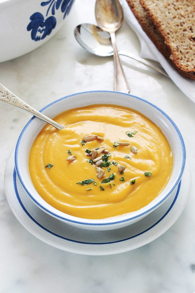 Velouté de butternut au curry et au lait de coco. Bien parfumé, simple et rapide. La butternut est une variante de courge musquée, appelée aussi courge doubeurre ou courge noix de beurre en français. Vous pouvez faire cette soupe également avec d'autres variétés de courge. Ce velouté est onctueux à souhait et il est composé de très peu d'ingrédients : butternut, curry, lait de coco, bouillon.