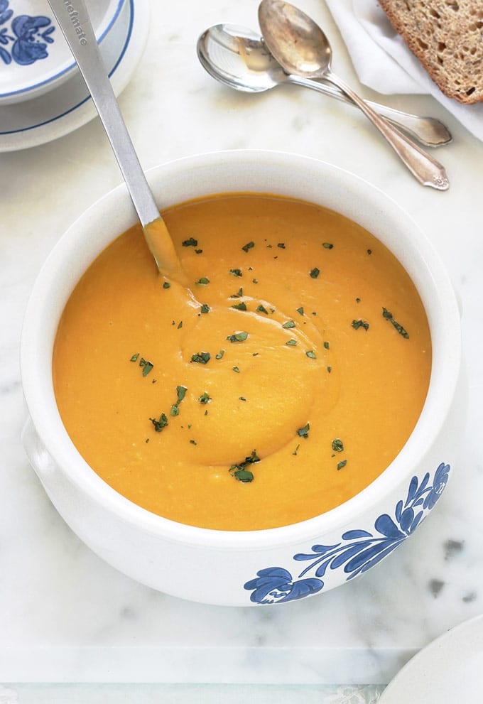 Velouté de butternut au curry et au lait de coco. Bien parfumé, simple et rapide. La butternut est une variante de courge musquée, appelée aussi courge doubeurre ou courge noix de beurre en français. Vous pouvez faire cette soupe également avec d'autres variétés de courge. Ce velouté est onctueux à souhait et il est composé de très peu d'ingrédients : butternut, curry, lait de coco, bouillon.