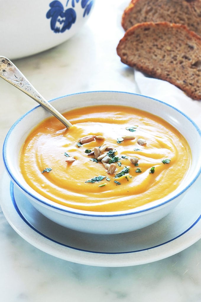 Velouté de butternut au curry et au lait de coco. Bien parfumé, simple et rapide. La butternut est une variante de courge musquée, appelée aussi courge doubeurre ou courge noix de beurre en français. Vous pouvez faire cette soupe également avec d'autres variétés de courge. Ce velouté est onctueux à souhait et il est composé de très peu d'ingrédients : butternut, curry, lait de coco, bouillon.