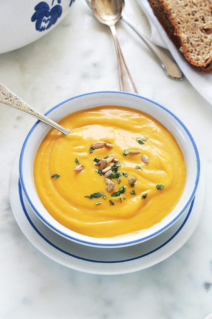 Velouté de butternut au curry et au lait de coco. Bien parfumé, simple et rapide. La butternut est une variante de courge musquée, appelée aussi courge doubeurre ou courge noix de beurre en français. Vous pouvez faire cette soupe également avec d'autres variétés de courge. Ce velouté est onctueux à souhait et il est composé de très peu d'ingrédients : butternut, curry, lait de coco, bouillon.