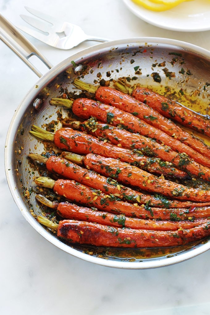 Carottes en sauce chermoula (ou zrodia mchermla) : un plat facile, rapide et plein de saveurs. La chermoula est composée de persil (ou de coriandre), ail, jus de citron, épices et huile d'olive. C'est bon aussi bien chaud que froid. A servir comme salade cuite en entrée, ou en plat d'accompagnement, sans gluten, pour viandes, poulet, poisson, fruits de mer, merguez ... Ou, si vous êtes végétarien / vegan, tout simplement avec du pain.