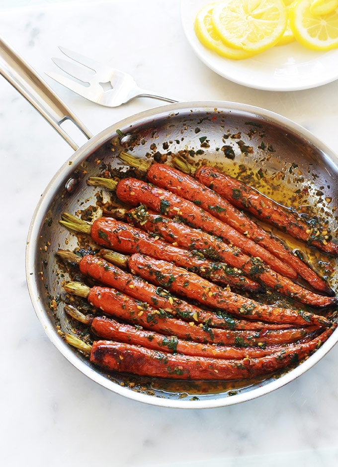 Carottes en sauce chermoula (ou zrodia mchermla) : un plat facile, rapide et plein de saveurs. La chermoula est composée de persil (ou de coriandre), ail, jus de citron, épices et huile d'olive. C'est bon aussi bien chaud que froid. A servir comme salade cuite en entrée, ou en plat d'accompagnement, sans gluten, pour viandes, poulet, poisson, fruits de mer, merguez ... Ou, si vous êtes végétarien / vegan, tout simplement avec du pain.