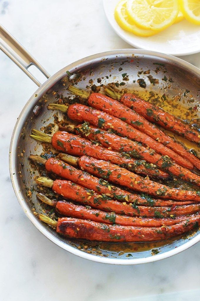 Carottes en sauce chermoula (ou zrodia mchermla) : un plat facile, rapide et plein de saveurs. La chermoula est composée de persil (ou de coriandre), ail, jus de citron, épices et huile d'olive. C'est bon aussi bien chaud que froid. A servir comme salade cuite en entrée, ou en plat d'accompagnement, sans gluten, pour viandes, poulet, poisson, fruits de mer, merguez ... Ou, si vous êtes végétarien / vegan, tout simplement avec du pain.