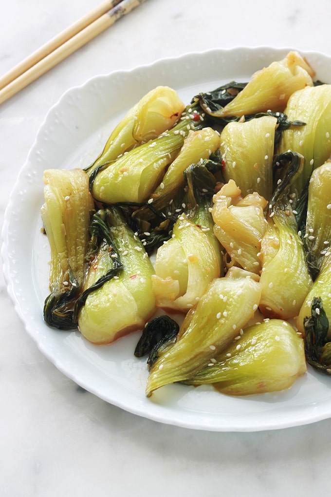 Mini bok choy sautés, une recette facile et rapide. Le bok choy est une variété de chou chinois. Ils sont sautés dans un peu d’huile, à la poêle ou dans un wok, avec un peu d’huile, gingembre, ail, et de la sauce soja. Un délicieux plat d’accompagnement pour vos viandes, poulet et poissons. Si vous êtes végétarien ou vegan, c’est bon avec le tofu. Pour un plat sans gluten, utilisez de la sauce soja sans gluten.