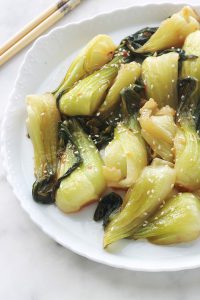 Mini bok choy sautés, une recette facile et rapide. Le bok choy est une variété de chou chinois. Ils sont sautés, à la poêle ou dans un wok, avec un peu d’huile, gingembre, ail, et de la sauce soja. Un délicieux plat d’accompagnement pour vos viandes, poulet et poissons. Si vous êtes végétarien ou vegan, c’est bon avec le tofu. Pour un plat sans gluten, utilisez de la sauce soja sans gluten.