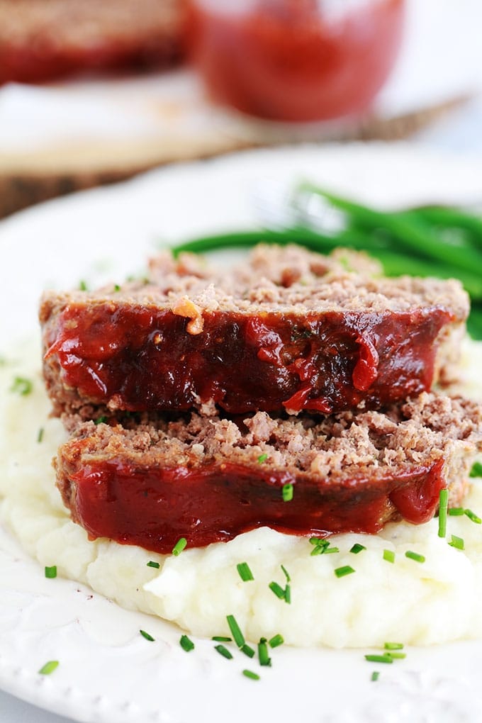 Délicieux pain de viande américain, très moelleux et juteux. Recette facile et rapide à préparer. Viande hachée, légumes, herbes et épices, oeufs, tranches de mie de pain, ketchup (ou sauce tomate). Traditionnellement servi avec de la purée de pommes de terre et une sauce pour pain de viande (ketchup, sauce tomate, sauce barbecue, ...)