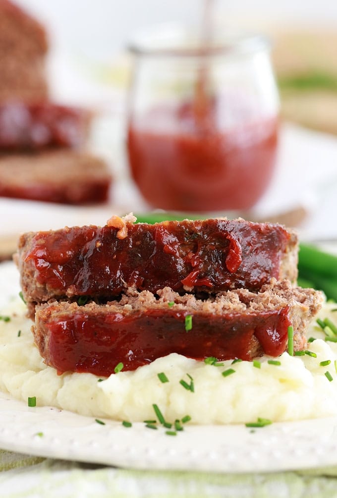 Délicieux pain de viande américain, très moelleux et juteux. Recette facile et rapide à préparer. Viande hachée, légumes, herbes et épices, oeufs, tranches de mie de pain, ketchup (ou sauce tomate). Traditionnellement servi avec de la purée de pommes de terre et une sauce pour pain de viande (ketchup, sauce tomate, sauce barbecue, ...)