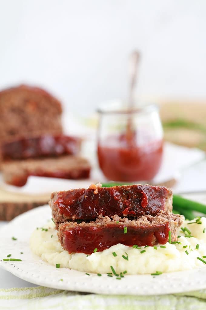 Délicieux pain de viande américain, très moelleux et juteux. Recette facile et rapide à préparer. Viande hachée, légumes, herbes et épices, oeufs, tranches de mie de pain, ketchup (ou sauce tomate). Traditionnellement servi avec de la purée de pommes de terre et une sauce pour pain de viande (ketchup, sauce tomate, sauce barbecue, ...)