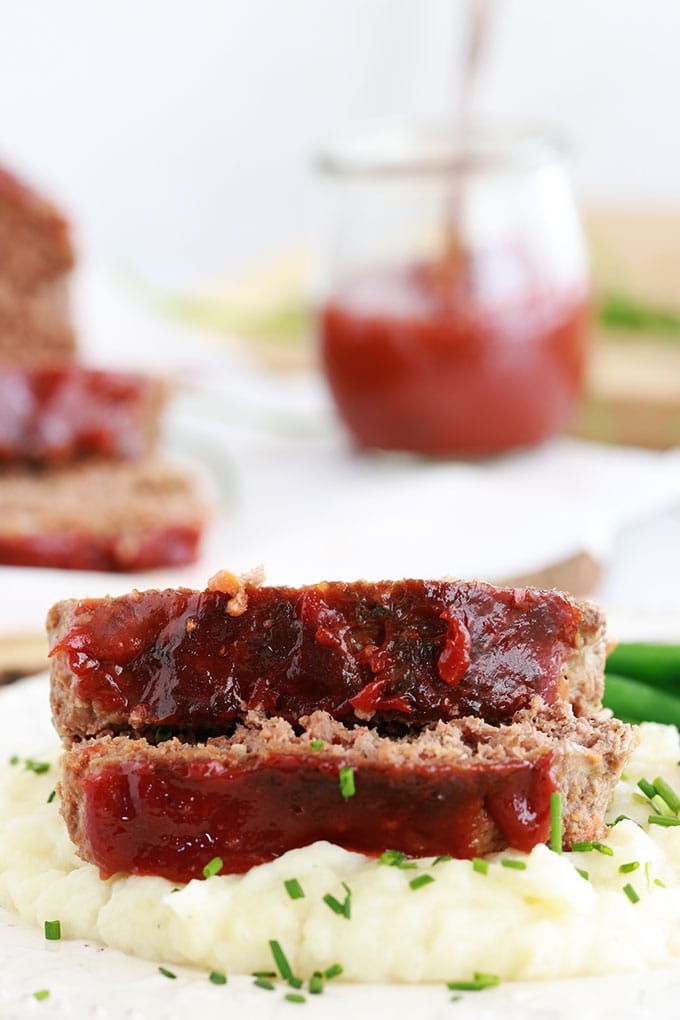 Délicieux pain de viande américain, très moelleux et juteux. Recette facile et rapide à préparer. Viande hachée, légumes, herbes et épices, oeufs, tranches de mie de pain, ketchup (ou sauce tomate). Traditionnellement servi avec de la purée de pommes de terre et une sauce pour pain de viande (ketchup, sauce tomate, sauce barbecue, ...)