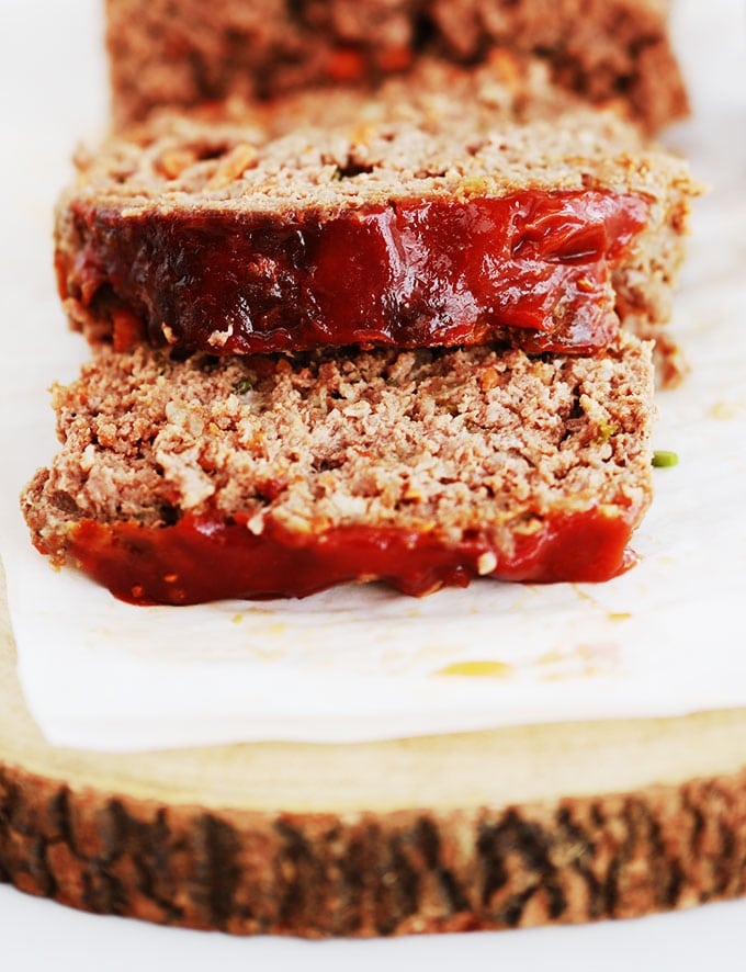 Délicieux pain de viande américain, très moelleux et juteux. Recette facile et rapide à préparer. Viande hachée, légumes, herbes et épices, oeufs, tranches de mie de pain, ketchup (ou sauce tomate). Traditionnellement servi avec de la purée de pommes de terre et une sauce pour pain de viande (ketchup, sauce tomate, sauce barbecue, ...)