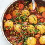 Un plat simple et savoureux : des petits pois, carottes et pommes de terre en sauce tomate. Les légumes sont mijotés à feu doux dans une sauce tomate avec de l'oignon, de l'ail, des herbes aromatiques et des épices. Vous pouvez le faire sans viande pour un plat d'accompagnement ou avec viande si vous voulez un plat complet.