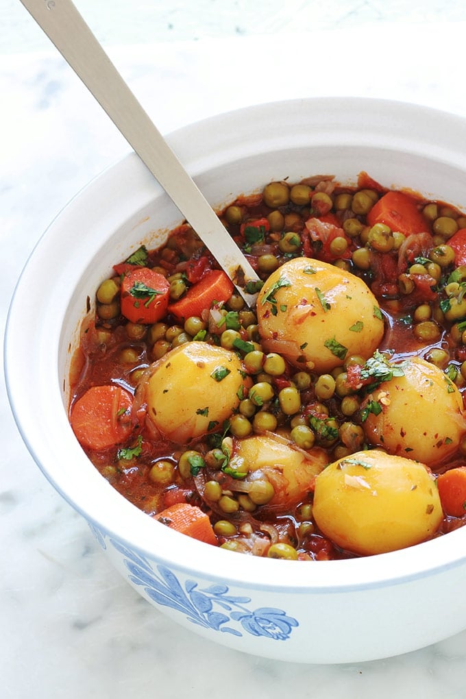 Un plat simple et savoureux : des petits pois, carottes et pommes de terre en sauce tomate. Les légumes sont mijotés à feu doux dans une sauce tomate avec de l'oignon, de l'ail, des herbes aromatiques et des épices. Vous pouvez le faire sans viande pour un plat d'accompagnement ou avec viande si vous voulez un plat complet.