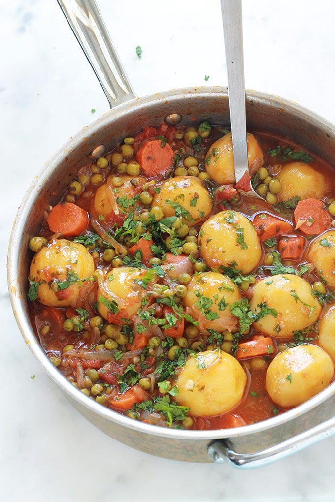 Un plat simple et savoureux : des petits pois, carottes et pommes de terre en sauce tomate. Les légumes sont mijotés à feu doux dans une sauce tomate avec de l'oignon, de l'ail, des herbes aromatiques et des épices. Vous pouvez le faire sans viande pour un plat d'accompagnement ou avec viande si vous voulez un plat complet.