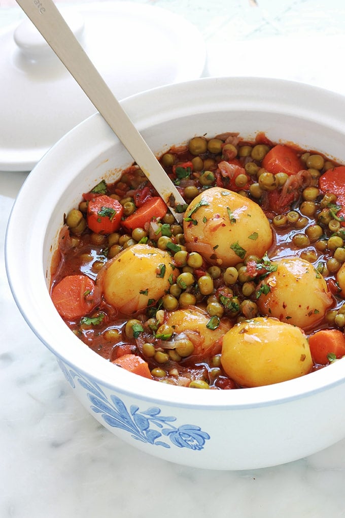 Un plat simple et savoureux : des petits pois, carottes et pommes de terre en sauce tomate. Les légumes sont mijotés à feu doux dans une sauce tomate avec de l'oignon, de l'ail, des herbes aromatiques et des épices. Vous pouvez le faire sans viande pour un plat d'accompagnement ou avec viande si vous voulez un plat complet.