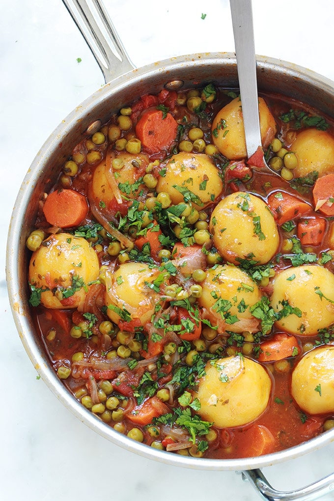 Un plat simple et savoureux : des petits pois, carottes et pommes de terre en sauce tomate. Les légumes sont mijotés à feu doux dans une sauce tomate avec de l'oignon, de l'ail, des herbes aromatiques et des épices. Vous pouvez le faire sans viande pour un plat d'accompagnement ou avec viande si vous voulez un plat complet.