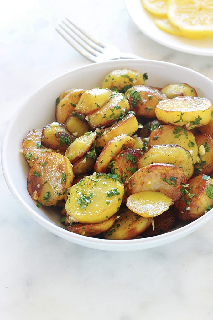 Les pommes de terre sarladaises sont un plat facile et tellement parfumé et savoureux. Un grand classique de la cuisine périgourdine. Ce sont simplement des pommes de terre sautées ou rissolées avec de la persillade (du persil et de l’ail).