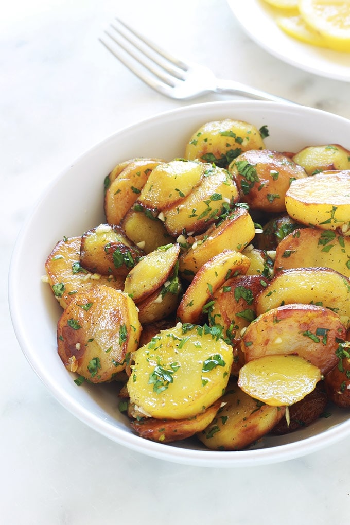 Les pommes de terre sarladaises sont un plat facile et tellement parfumé et savoureux. Un grand classique de la cuisine périgourdine. Ce sont simplement des pommes de terre sautées ou rissolées avec de la persillade (du persil et de l’ail).