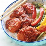 La recette du poulet du général Tao, un plat asiatique super bon. En plus, facile et rapide à préparer. Ce sont des morceaux de poulet frits puis enrobés de sauce. C'est un plat sans gluten si vous utilisez de la sauce soja sans gluten et de la maizena à la place de la farine pour paner le poulet.