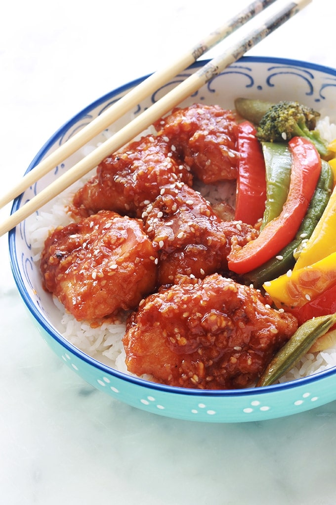 La recette du poulet du général Tao, un plat asiatique super bon. En plus, facile et rapide à préparer. Ce sont des morceaux de poulet frits puis enrobés de sauce. C'est un plat sans gluten si vous utilisez de la sauce soja sans gluten et de la maizena à la place de la farine pour paner le poulet.