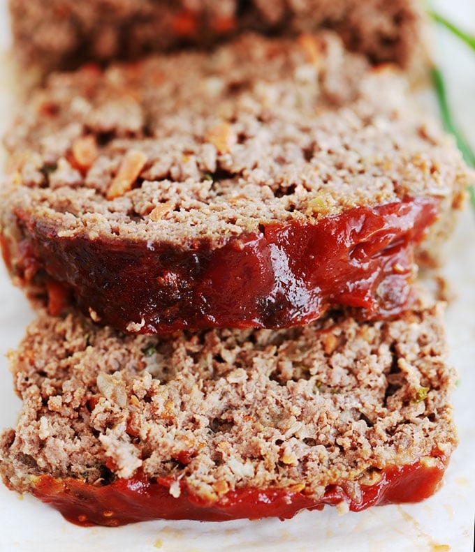 Délicieux pain de viande américain, très moelleux et juteux. Recette facile et rapide à préparer. Viande hachée, légumes, herbes et épices, oeufs, tranches de mie de pain, ketchup (ou sauce tomate). Traditionnellement servi avec de la purée de pommes de terre et une sauce pour pain de viande (ketchup, sauce tomate, sauce barbecue, ...)