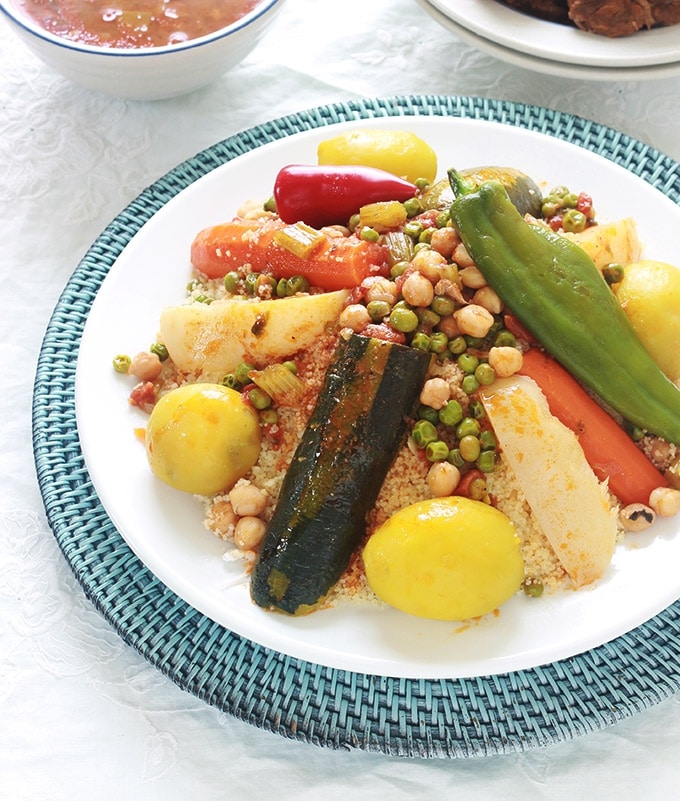 Recette du couscous algérien aux légumes en sauce, tel que le faisait ma mère, avec ou sans viande (couscous végétarien). Avec ou sans couscoussier. Un plat unique, complet, sain et réconfortant que vous pouvez adapter selon vos goûts, en variant les légumes, les épices et/ou la viande.